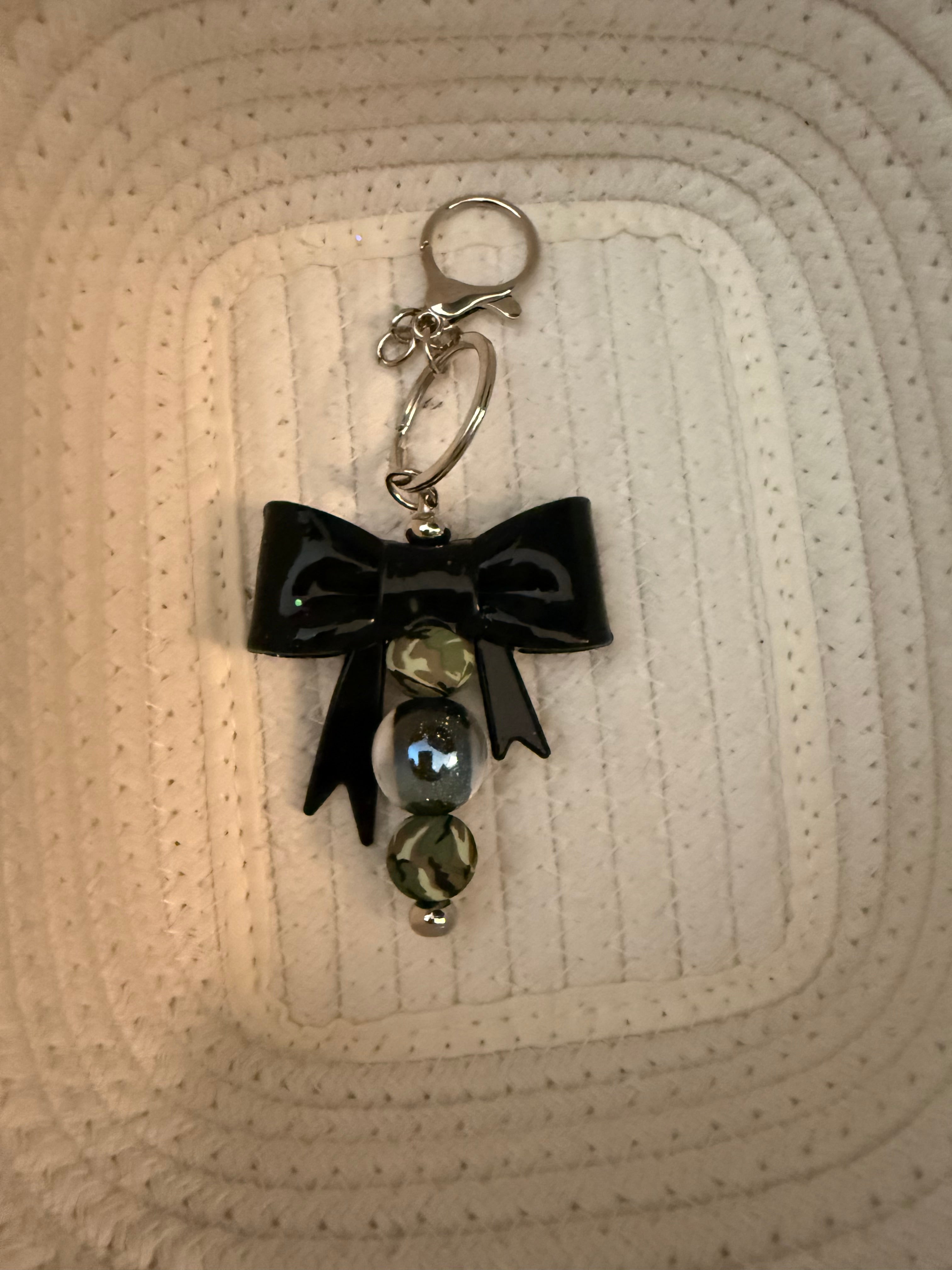Large black and camo bead keyring