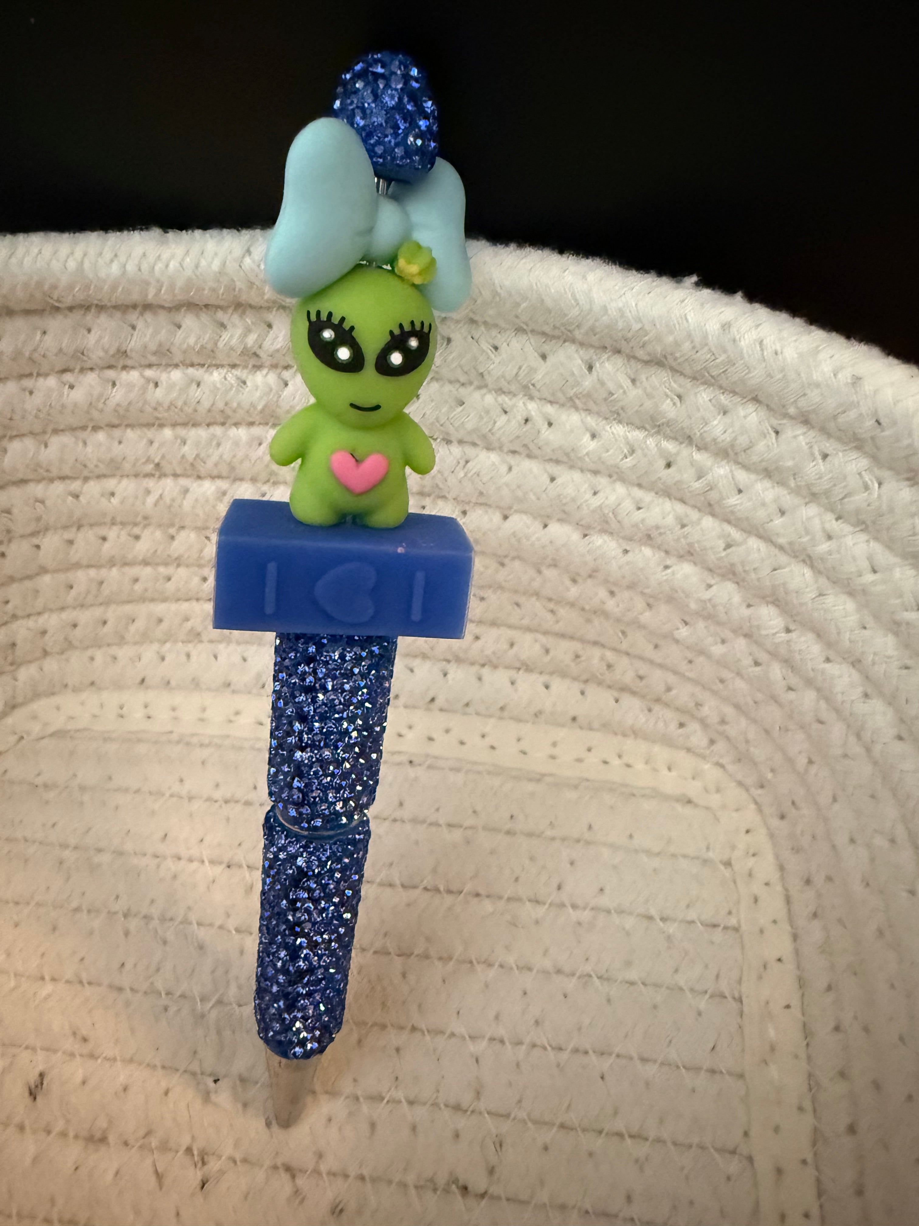 Alien with a bow on a book rhinestone ink pen